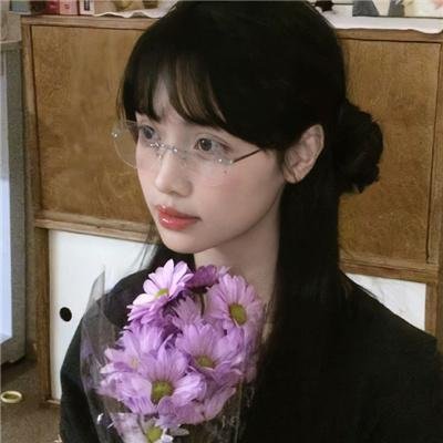 她在这里